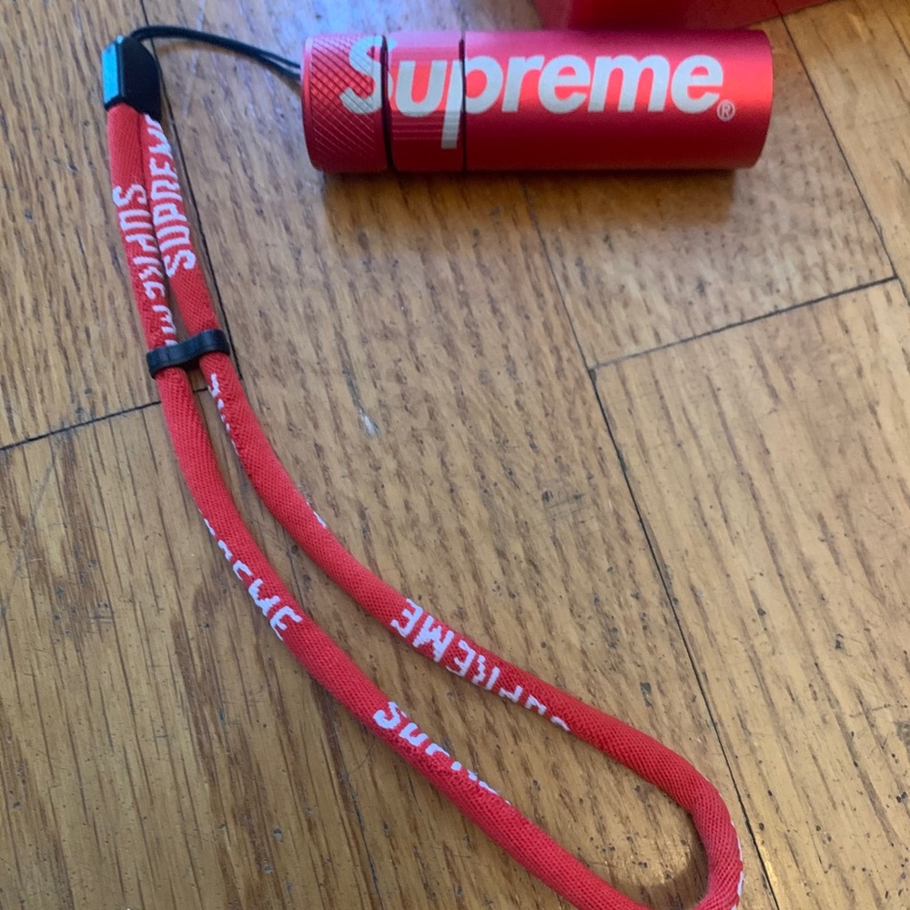 Supreme flash light